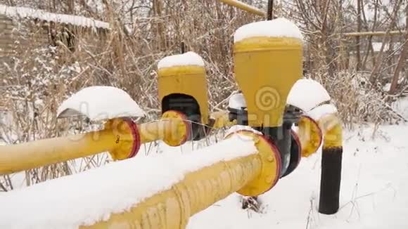雪中黄色煤气管道冬季取暖煤气视频的预览图
