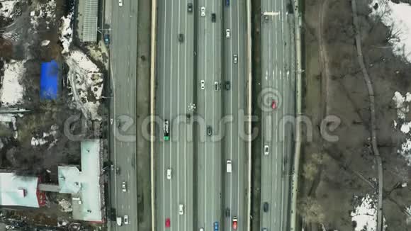 繁忙城市道路交通的高空自上而下的视野视频的预览图