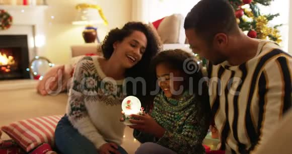 家人在家过圣诞节视频的预览图