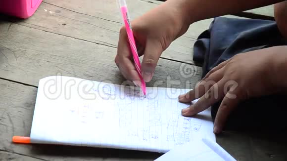 泰国孩子学习和写作业视频的预览图