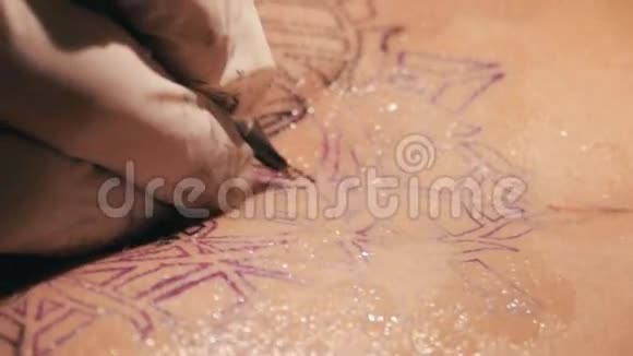 纹身大师做一个曼陀罗图案的纹身双手合拢视频的预览图