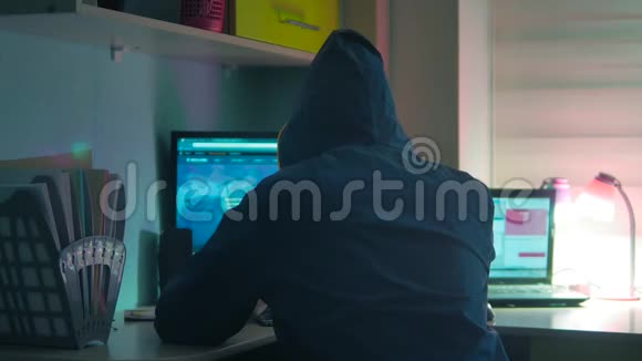 男性黑客在电脑上工作黑客隐藏在室内他的互联网脸视频的预览图