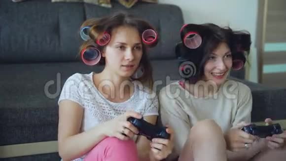 两个有趣的女人玩游戏笔记本游戏在家玩得很开心视频的预览图
