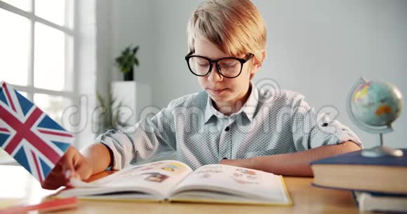 男孩读英语书视频的预览图