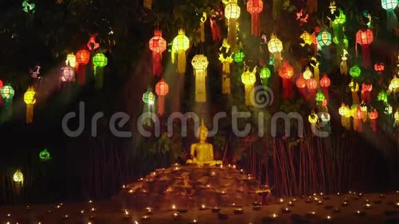 僧人在清迈寺点蜡烛祈祷佛视频的预览图