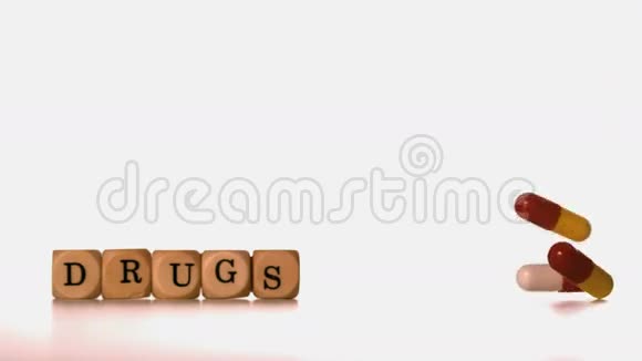 不同的药片在骰子拼药旁边视频的预览图