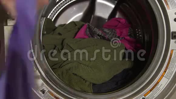 脏衣服洗衣机视频的预览图