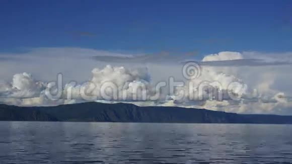 贝加尔湖上空的云阴天时间表视频的预览图