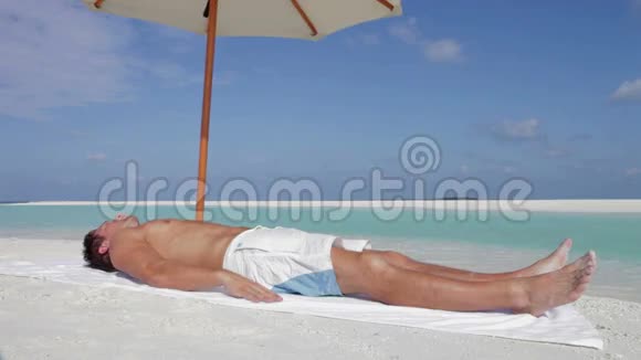 在海滩度假的人日光浴视频的预览图