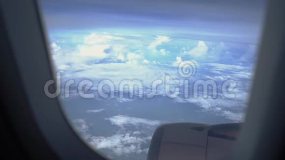 白天的天空乘坐飞机视频的预览图