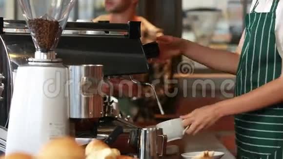 微笑的咖啡师为客户服务视频的预览图