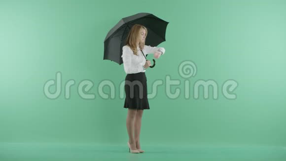 一个女孩站在伞下等待视频的预览图