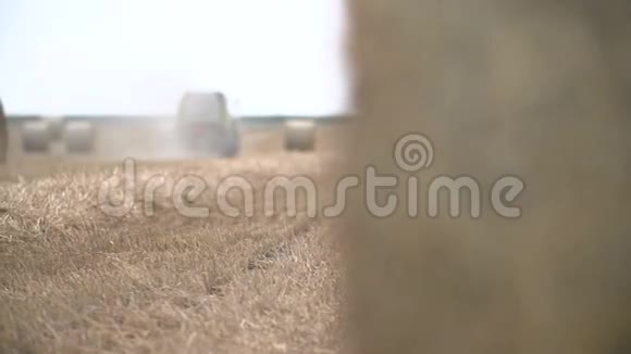 干草拖拉机在田里工作视频的预览图