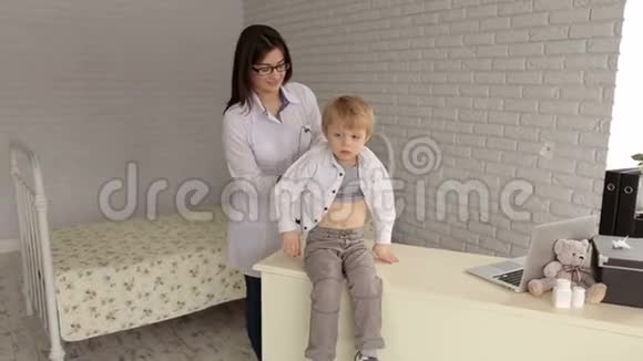 医生用听诊器检查孩子的心跳视频的预览图