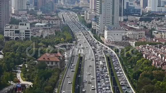 时间流逝高速公路上交通繁忙上海商务大厦摩天大楼视频的预览图