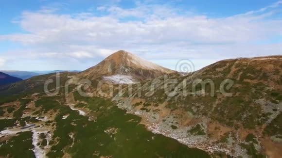 黑山山脉冬季空中景观视频的预览图