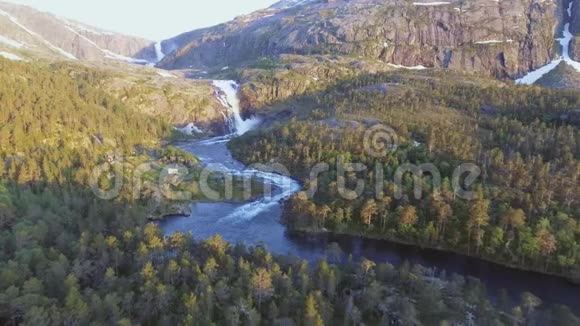 挪威胡萨伦谷快速壮观瀑布的空中景观夏日时光视频的预览图