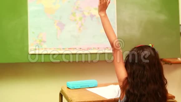 可爱的学生在课桌前举起手来视频的预览图