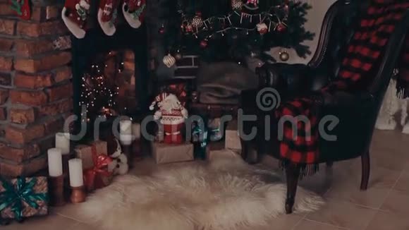 室内有优雅的圣诞树壁炉和圣诞袜视频的预览图