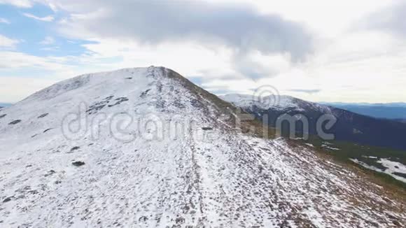 黑山山脉冬季空中景观视频的预览图
