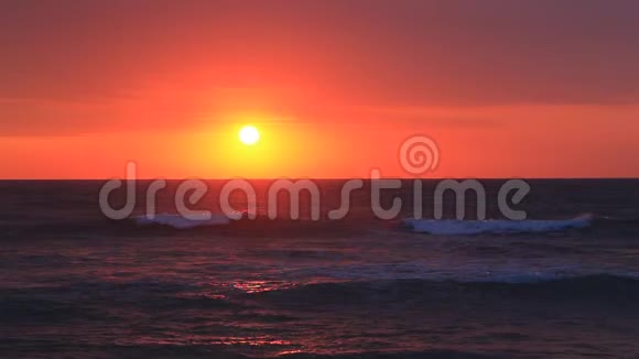 日落时美丽的海洋海滩视频的预览图