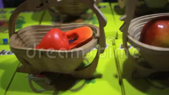 泰国之夜手工制作的水果篮子视频的预览图