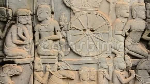 柬埔寨吴哥窟寺庙墙上宗教图标的缩放视频的预览图