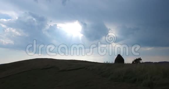 飞越山脉的空中景色乌克兰桑格维尔在河上飞翔森林谷早上好雾4K视频的预览图