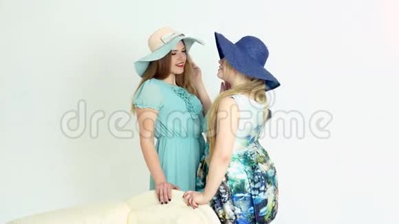 两个戴着老式帽子的女孩视频的预览图