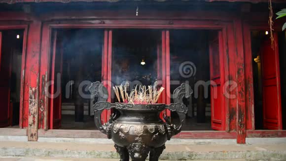 佛寺前巨型锅烧香棒视频的预览图