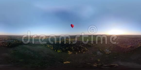 热气球在天空中飞过一片田野视频的预览图