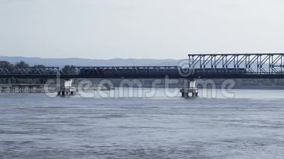 火车经过多瑙河大桥视频的预览图