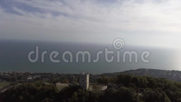 阳光明媚的夏日美丽的海滨堡垒和黑海视频的预览图