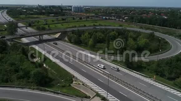 从上面看到的高速公路桥视频的预览图