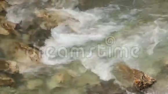 山溪瀑布近岸视频的预览图