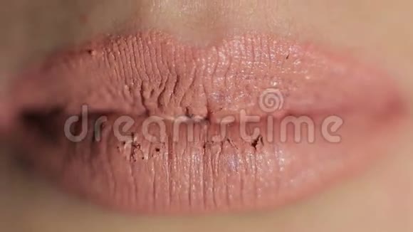嘴唇女孩特写镜头口红天然颜色视频的预览图