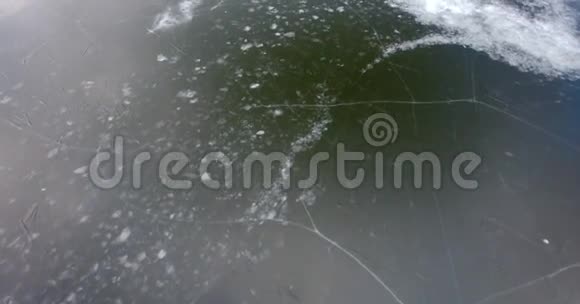 在冰封的湖面上飞翔冰裂视频的预览图