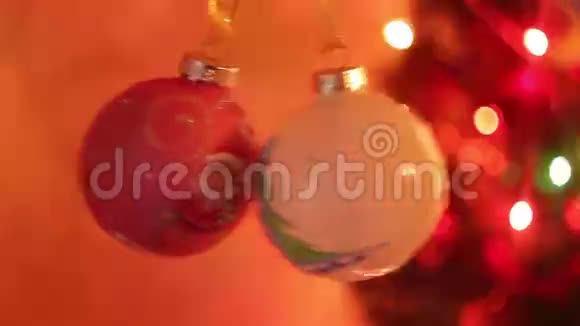 圣诞节和新年装饰模糊的博克假日背景眨巴一下加兰圣诞树灯闪烁视频的预览图