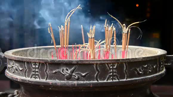 佛寺前巨型锅烧香棒视频的预览图