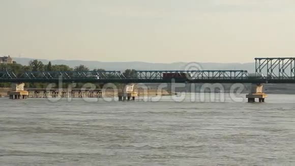 卡车经过多瑙河大桥视频的预览图