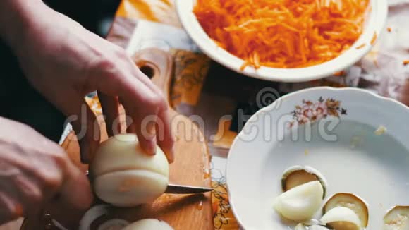 厨师用刀切洋葱视频的预览图