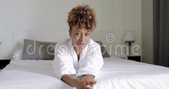 年轻开朗的模特在床上视频的预览图