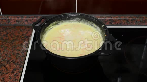 奶酪汤在炉子上的锅里煮视频的预览图