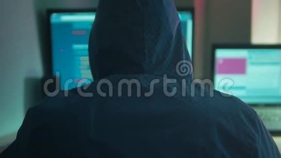 男性黑客在电脑上工作黑客室内隐藏他的互联网脸视频的预览图