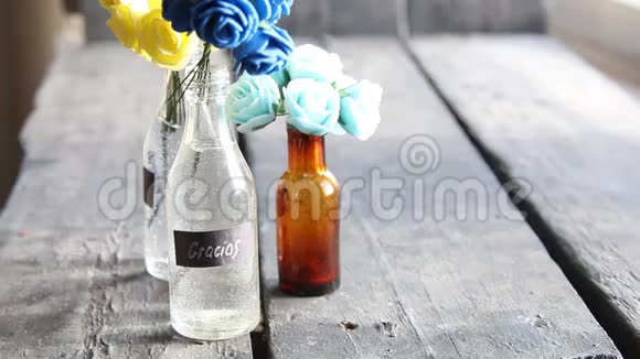 格拉西亚斯谢谢你用西班牙语标签和花在瓶子里视频的预览图