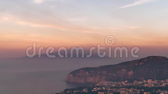那不勒斯海岸索伦托钢琴梅塔海滩意大利观光小镇的时光流逝令人难以置信的云度假视频的预览图