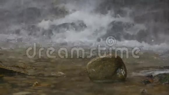 瀑布和石头流视频的预览图