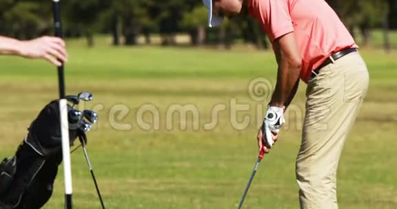两个高尔夫球手一起打高尔夫球视频的预览图