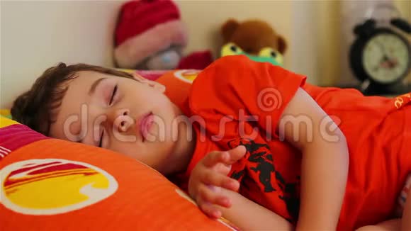 可爱的小男孩在睡觉视频的预览图