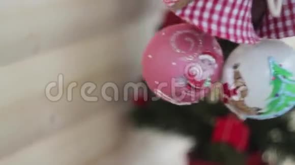 圣诞节和新年装饰模糊的博克假日背景眨巴一下加兰圣诞树灯闪烁视频的预览图
